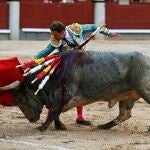 MADRID, 03/10/2021.- El diestro Antonio Ferrera se enfrenta al primero de seis, de la ganadería de Adolfo Martín, en el sexto festejo de la Feria de Otoño en Las Ventas. EFE/ Fernando Villar