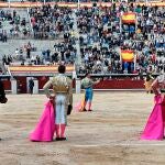 MADRID, 03/10/2021.- El diestro Antonio Ferrera (c) se enfrenta a seis toros de la ganadería de Adolfo Martín en solitario, en el sexto festejo de la Feria de Otoño en Las Ventas. EFE/ Fernando Villar