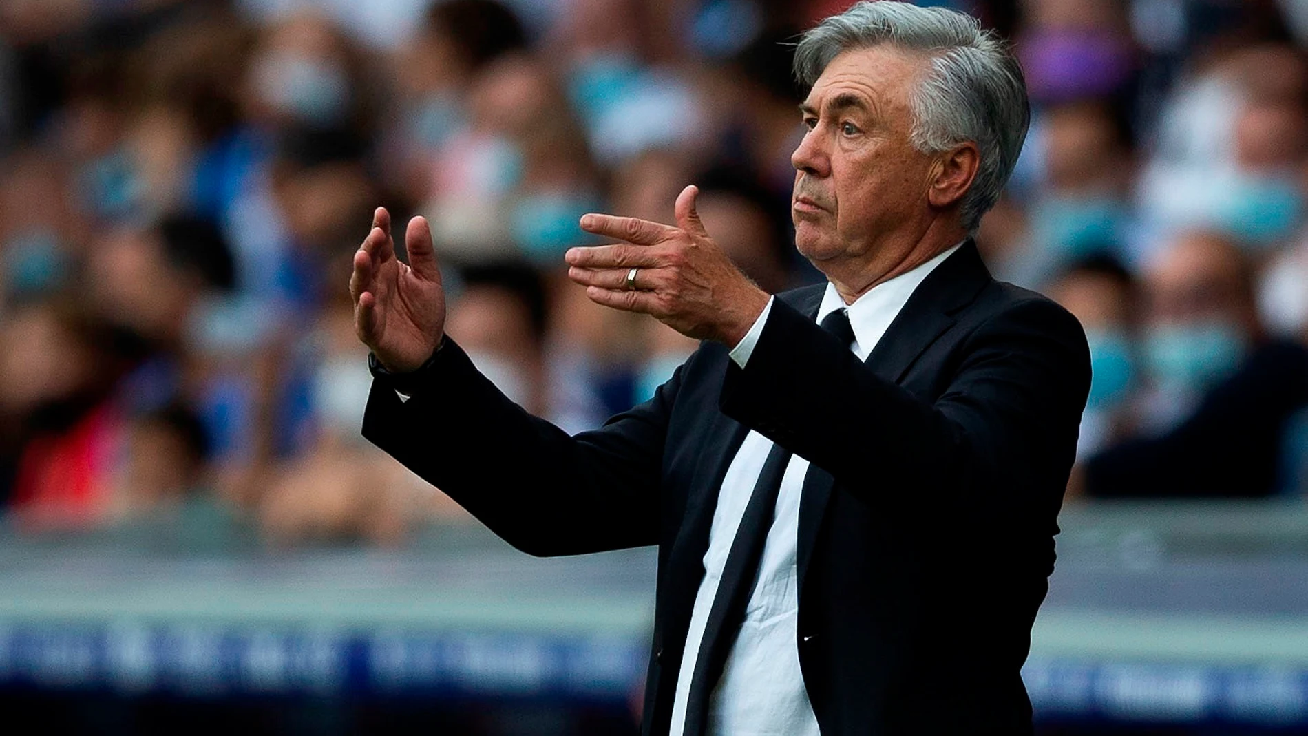 Carlo Ancelotti da instrucciones durante el partido entre el Espanyol y el Real Madrid