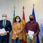 García, Castresana, Tuzón, Ferrer y Pérez (de izq a der.) tras la firma
