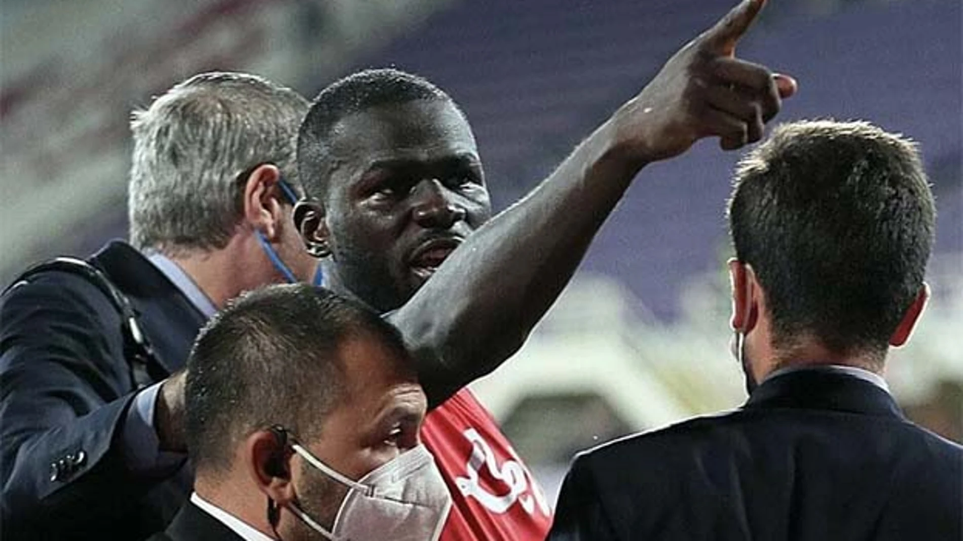 El jugador del Nápoles Kalidou Koulibaly se encara con los aficionados de la Fiorentina que profirieron insultos racistas contra él.