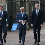 El príncipe Carlos, juntos a sus hijos, los príncipes Harry y William