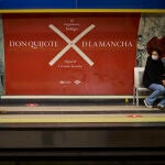 Símbolos nacionales en la estación de Plaza de España en Madrid los días previos de la celebración del día de la Hispanidad