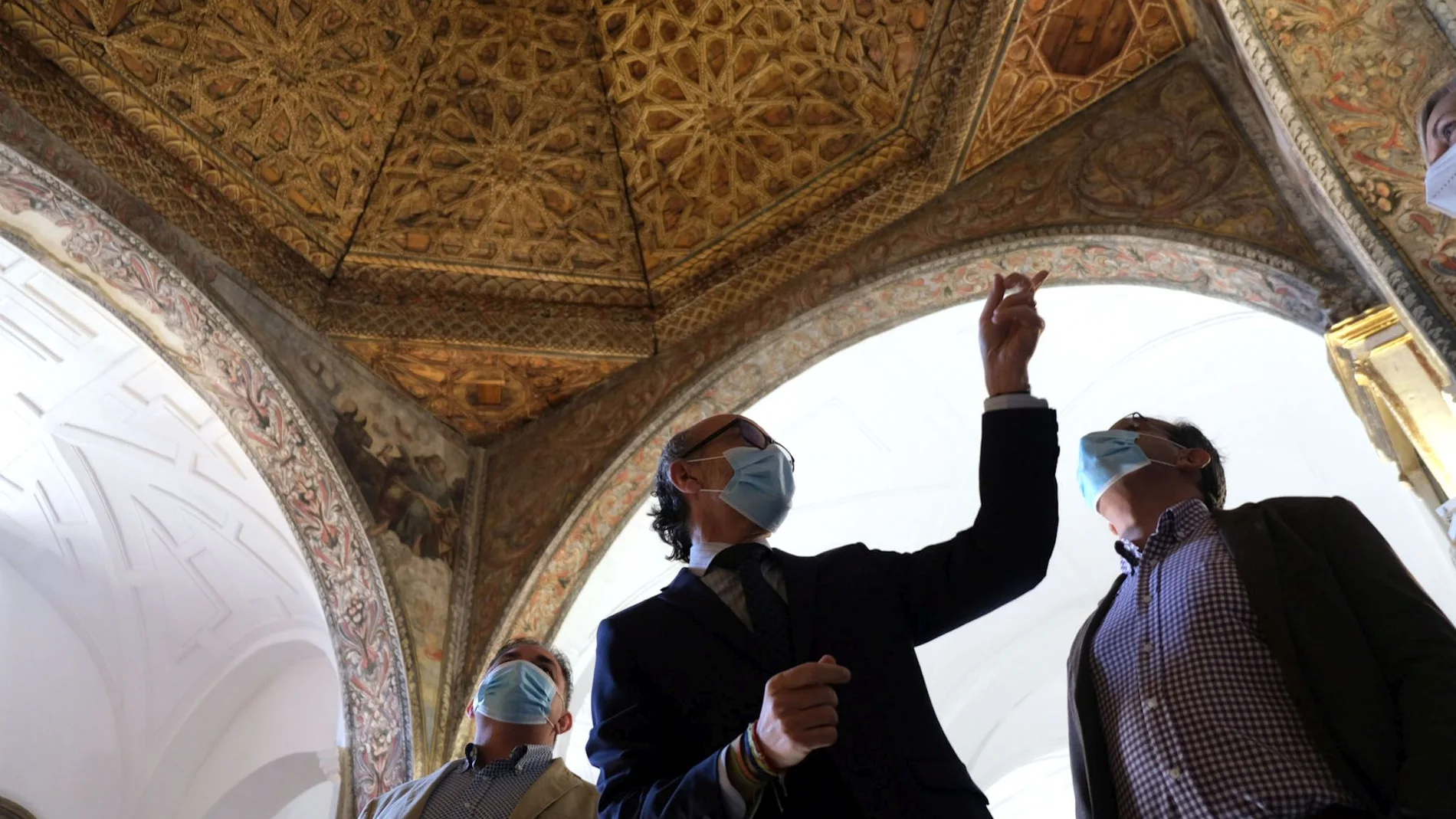 El consejero de Cultura y Turismo, Javier Ortega, visita junto a Augusto Cobos y José Ramón Fernández, los trabajos de restauración de la iglesia de Pedrosa del Rey