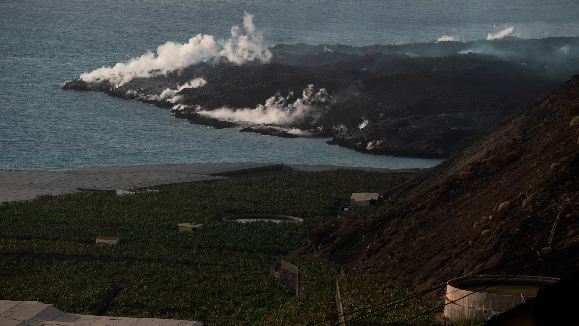 Las coladas de lava que no han cesado de descender desde el volcán de La Palma están formando una fajana (o delta) de terrenos volcánicos ganados al mar en la costa de Tazacorte