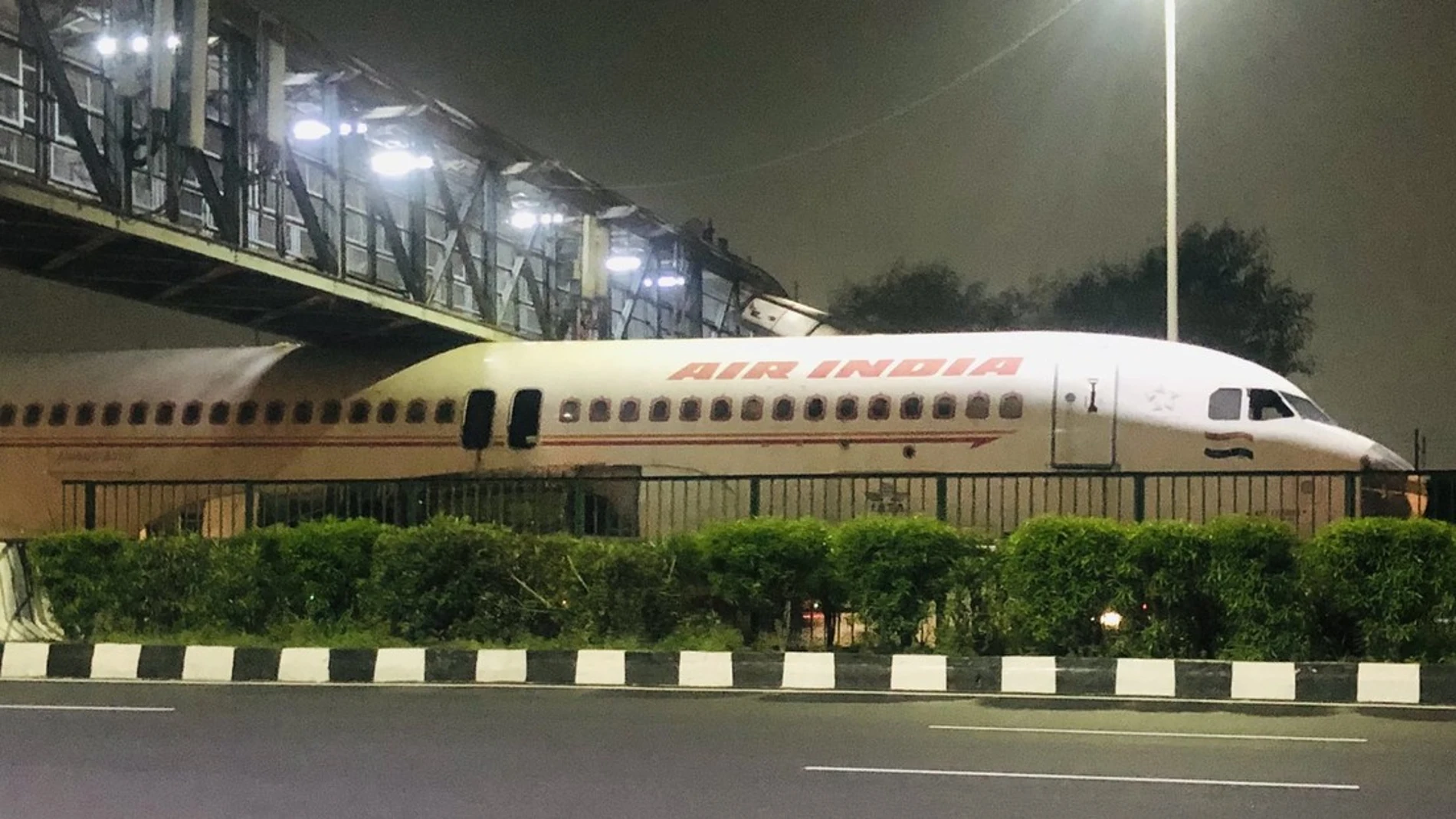 El avión atascado debajo de un puente cerca de Delhi