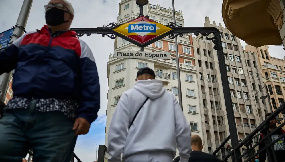 Símbolos nacionales en la estación de Plaza de España en Madrid los días previos de la celebración del día de la Hispanidad