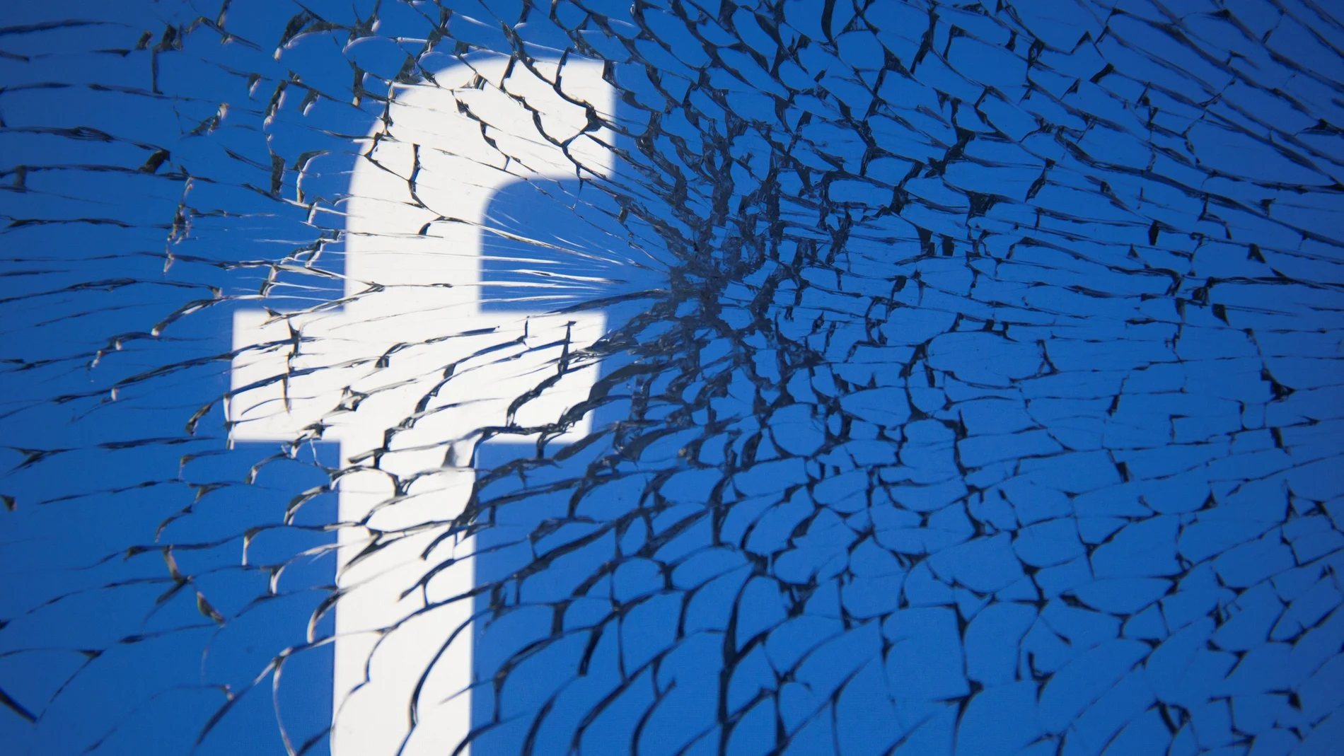 Los problemas para Facebook continúan. REUTERS/Dado Ruvic/Illustration