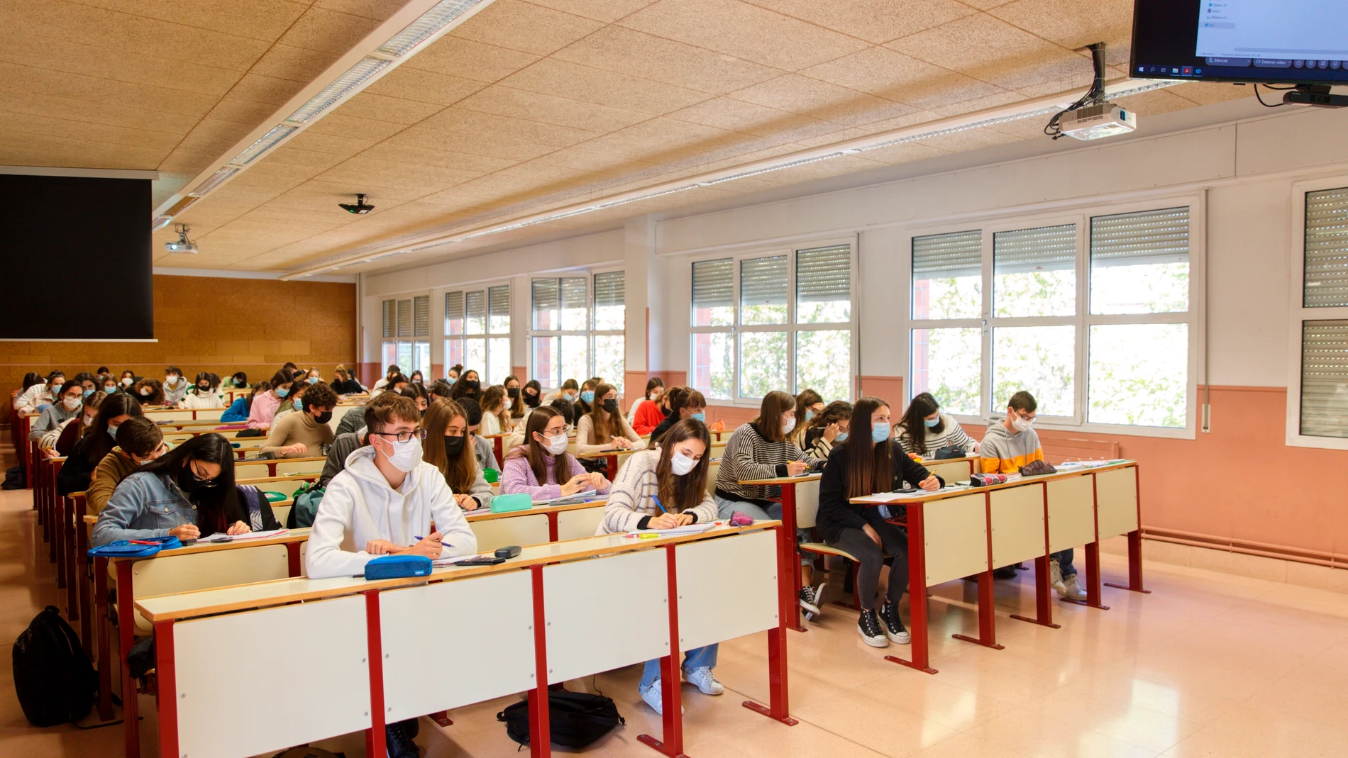 Alumnos de primer curso de la facultad de Farmacia de la Universidad del País Vasco en el campus de Vitoria asisten a clase, después de que esta universidad haya recuperado la docencia presencial plena.