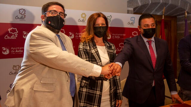 La consejera de Empleo e Industria, Ana Carlota Amigo, firma con el alcalde de Ávila, Jesús Manuel Sánchez, y el presidente de la Diputación Provincial, Carlos Garcíaa, el protocolo de colaboración para la puesta en marcha de la Plataforma Agroalimentaria de Ávila
