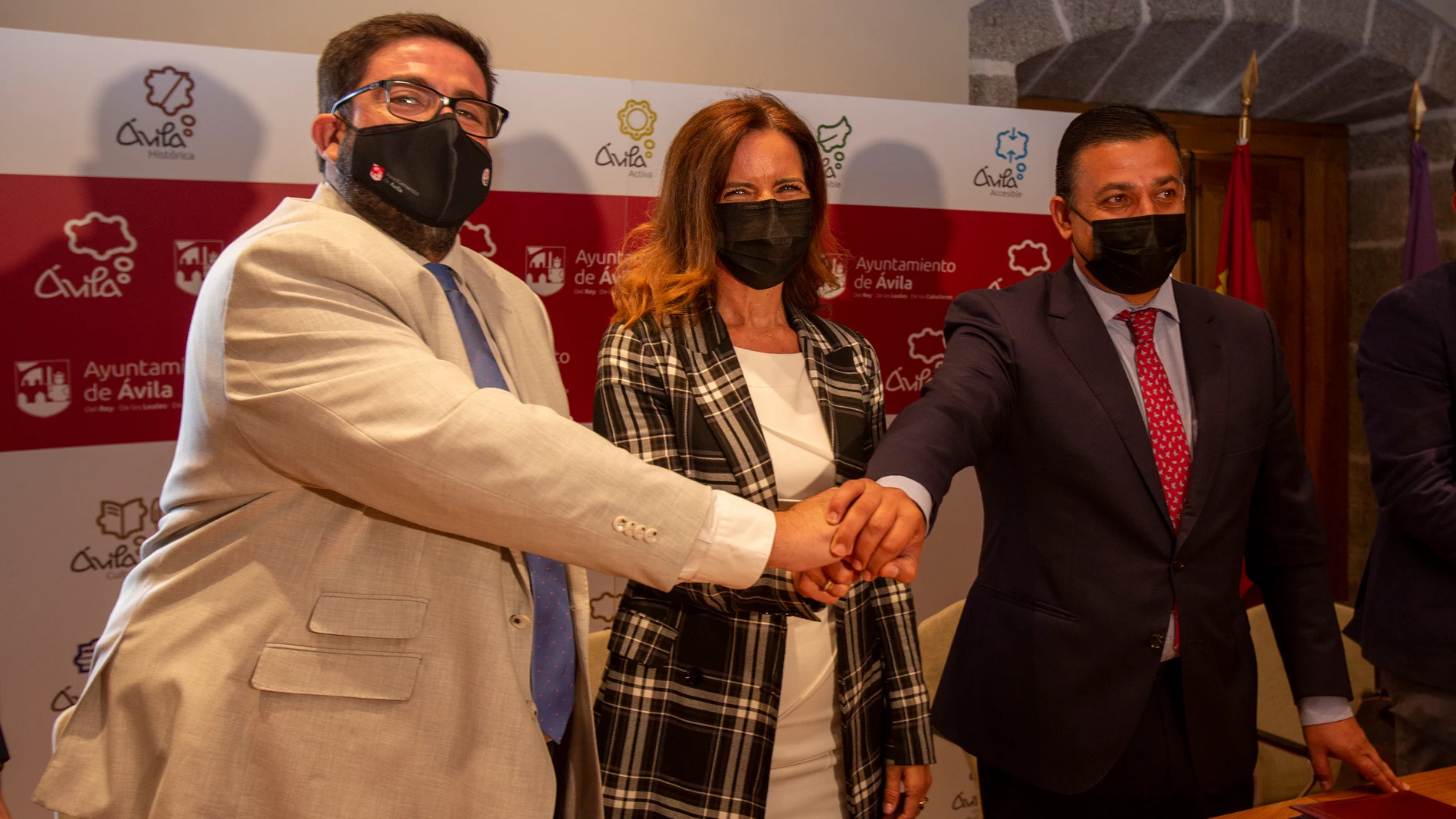La consejera de Empleo e Industria, Ana Carlota Amigo, firma con el alcalde de Ávila, Jesús Manuel Sánchez, y el presidente de la Diputación Provincial, Carlos Garcíaa, el protocolo de colaboración para la puesta en marcha de la Plataforma Agroalimentaria de Ávila