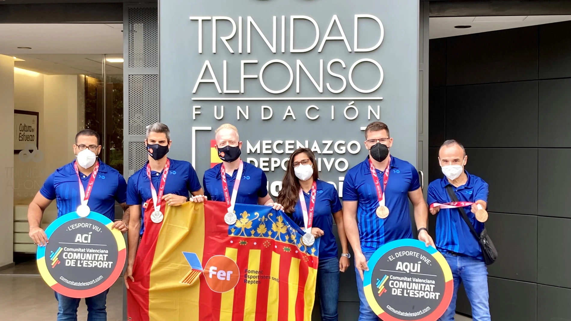 Los seis medallistas esta mañana durante el homenaje