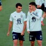 Ferran Torres (derecha) habla con Eric García en un entrenamiento
