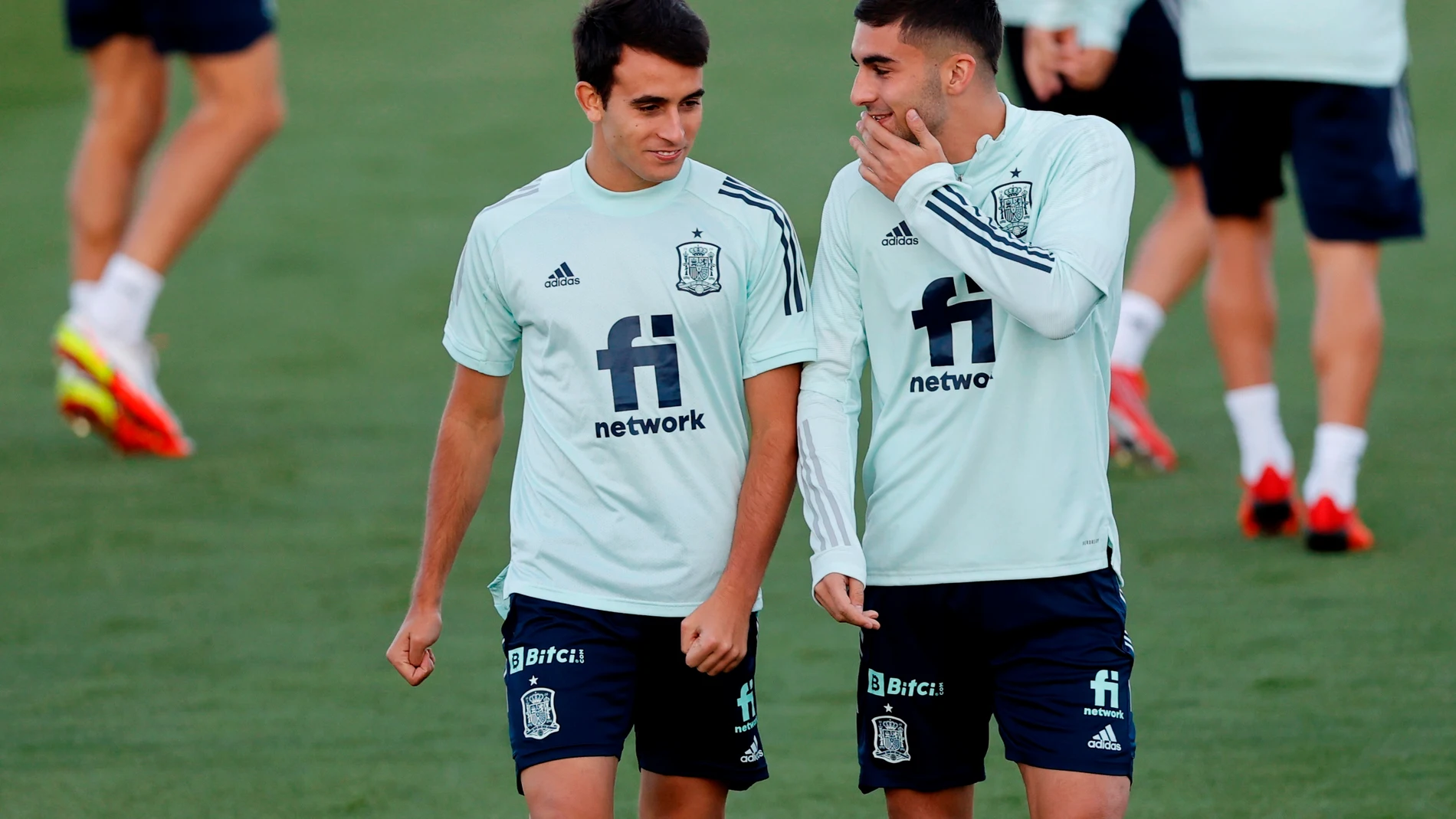Ferran Torres (derecha) habla con Eric García en un entrenamiento