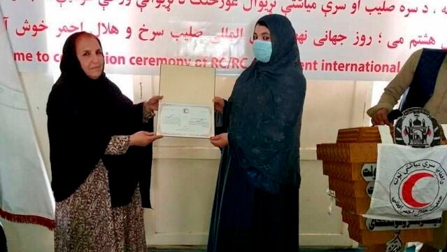 La activista afgana Malaly Wali (izquierda) en un acto de la Media Luna Roja el pasado mayo en la provincia de Khost, en el este de Afganistán