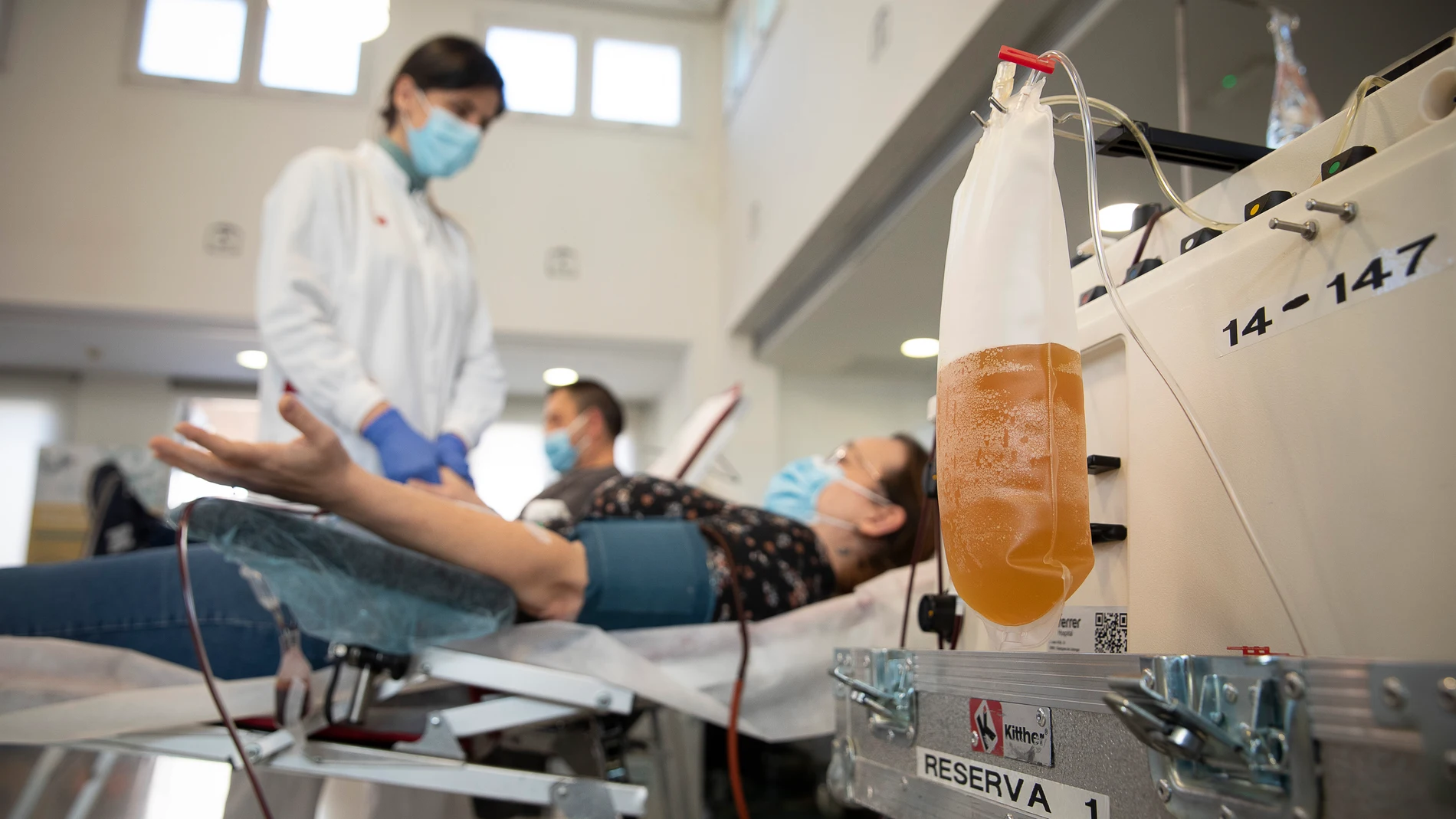 Para las donaciones de plasma, el donante debe estar cerca de 45 minutos conectado a un separador de células
