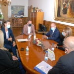El presidente de la Diputación de Zamora, Francisco José Requejo; el vicepresidente vicepresidente primero, José María Barrios, la delegada territorial de la Junta de Castilla y León, Clara San Damián, así como representantes de la gerencia del SACYL en Zamora, durante la reunión