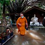 Koh Kret (Thailand), 05/10/2021.- A Thai Buddhist monk wades through floodwater at a flooded temple's monk dwelling in Koh Kret community, Nonthaburi neighboring province of Bangkok, Thailand, 05 October 2021. Flooding caused by tropical storm Dianmu has swamped 32 provinces in several parts of Thailand, killed at least eight people and more than two hundreds thousands households have been affected, according to the Disaster Prevention and Mitigation Department. (Inundaciones, Tailandia, Estados Unidos) EFE/EPA/RUNGROJ YONGRIT