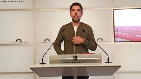 El portavoz de los comuns en el Parlament, David Cid, en rueda de prensa en el Parlament.