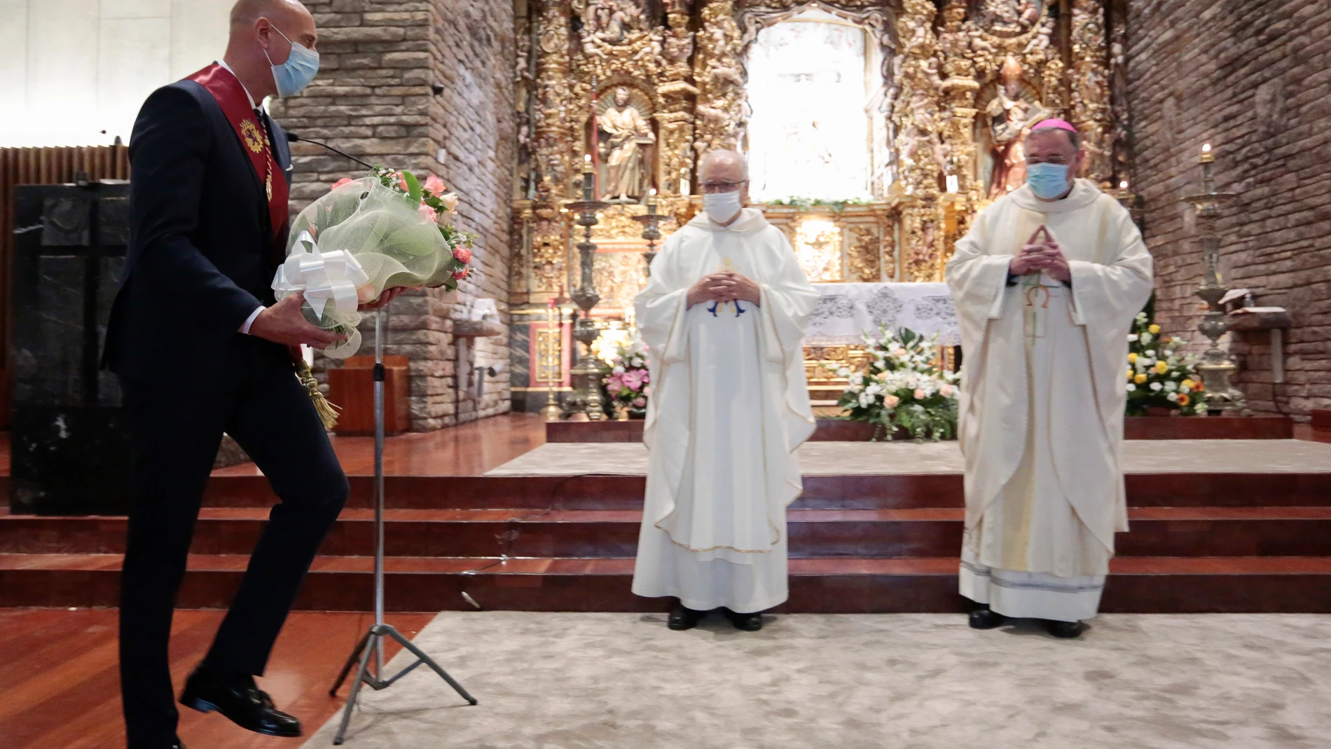 El alcalde de León, José Antonio Diez, encabeza la comitiva que asiste a la solemne misa en la Basílica de la Virgen del Camino con motivo de la festividad de San Froilán