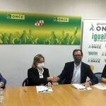 El delegado territorial de la ONCE en Castilla y León, Ismael Pérez, firma el acuerdo con la presidenta de la AECC en Palencia, Rosa María Andrés en presencia de Juan Pérez, del Cermi, entre otros