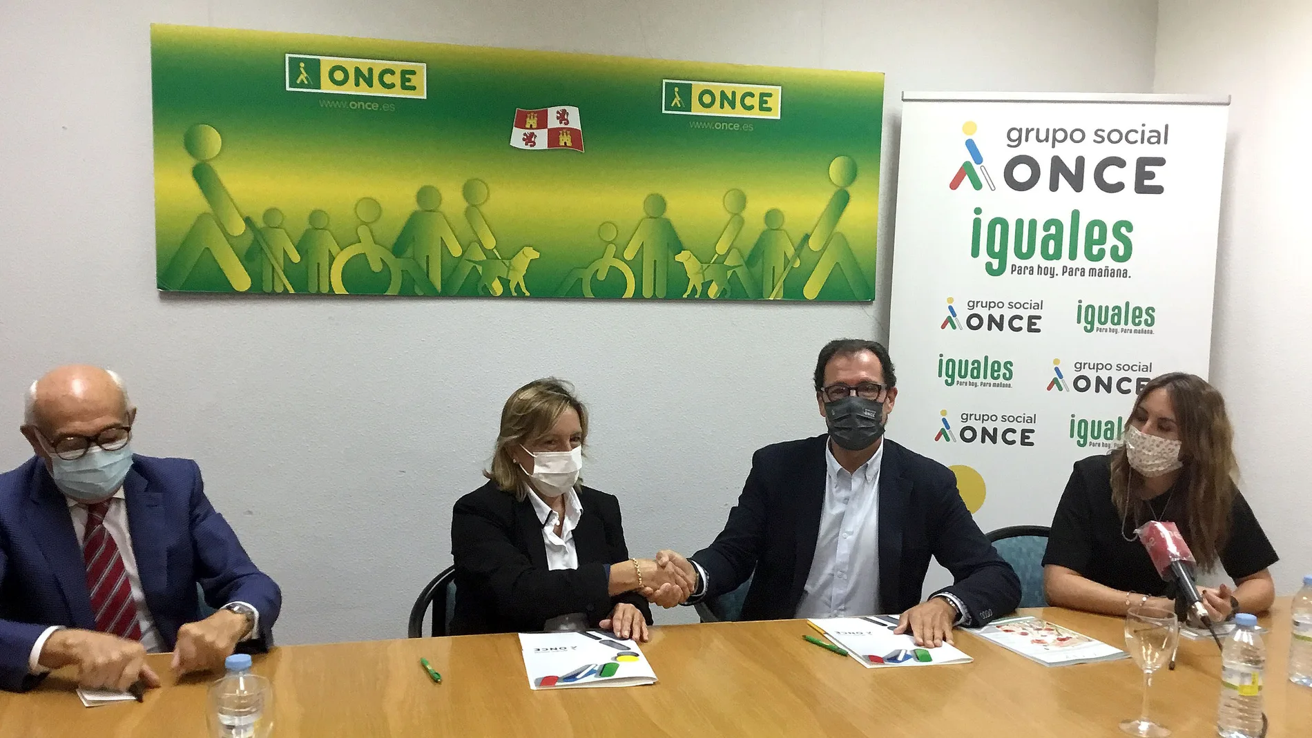 El delegado territorial de la ONCE en Castilla y León, Ismael Pérez, firma el acuerdo con la presidenta de la AECC en Palencia, Rosa María Andrés en presencia de Juan Pérez, del Cermi, entre otros