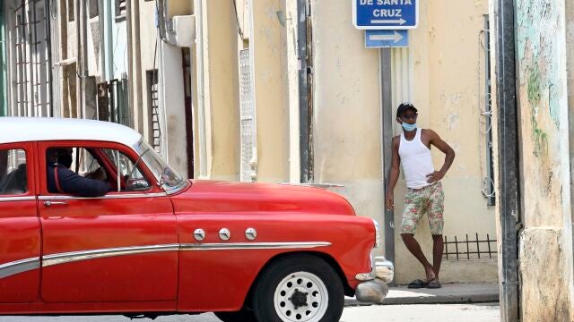 Un hombre con mascarilla en una calle de La HabanaJOAQUIN HERNANDEZ / XINHUA NEWS / CONTACTOPHOTO25/09/2021 ONLY FOR USE IN SPAIN