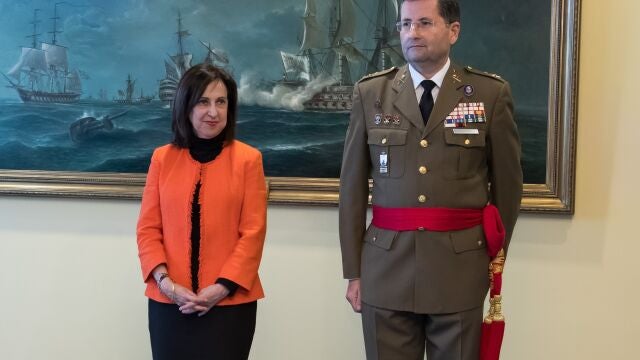 La ministra de Defensa, Margarita Robles, junto al teniente general Amador Enseñat y Berea en una imagen de archivo