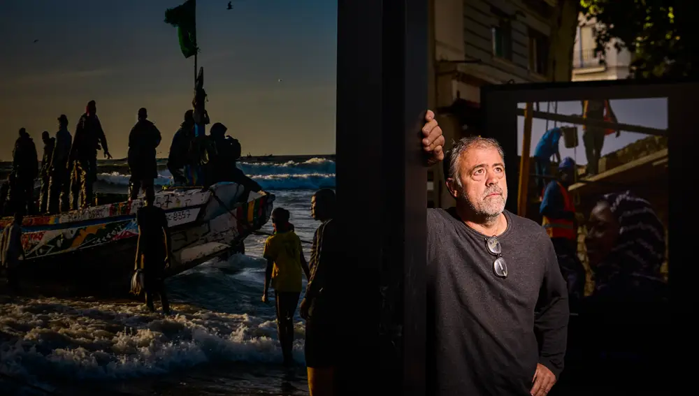 Entrevista al fotógrafo Alfredo Cáliz en su exposición de fotografía 'Empleos que cambian vidas: Construir Mauritania', expuesta en plena calle Serrano de Madrid.
