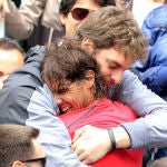 Pau Gasol abrazando a Rafael Nadal después de derrotar a Novak Djokovic en la final del Open de Francia
