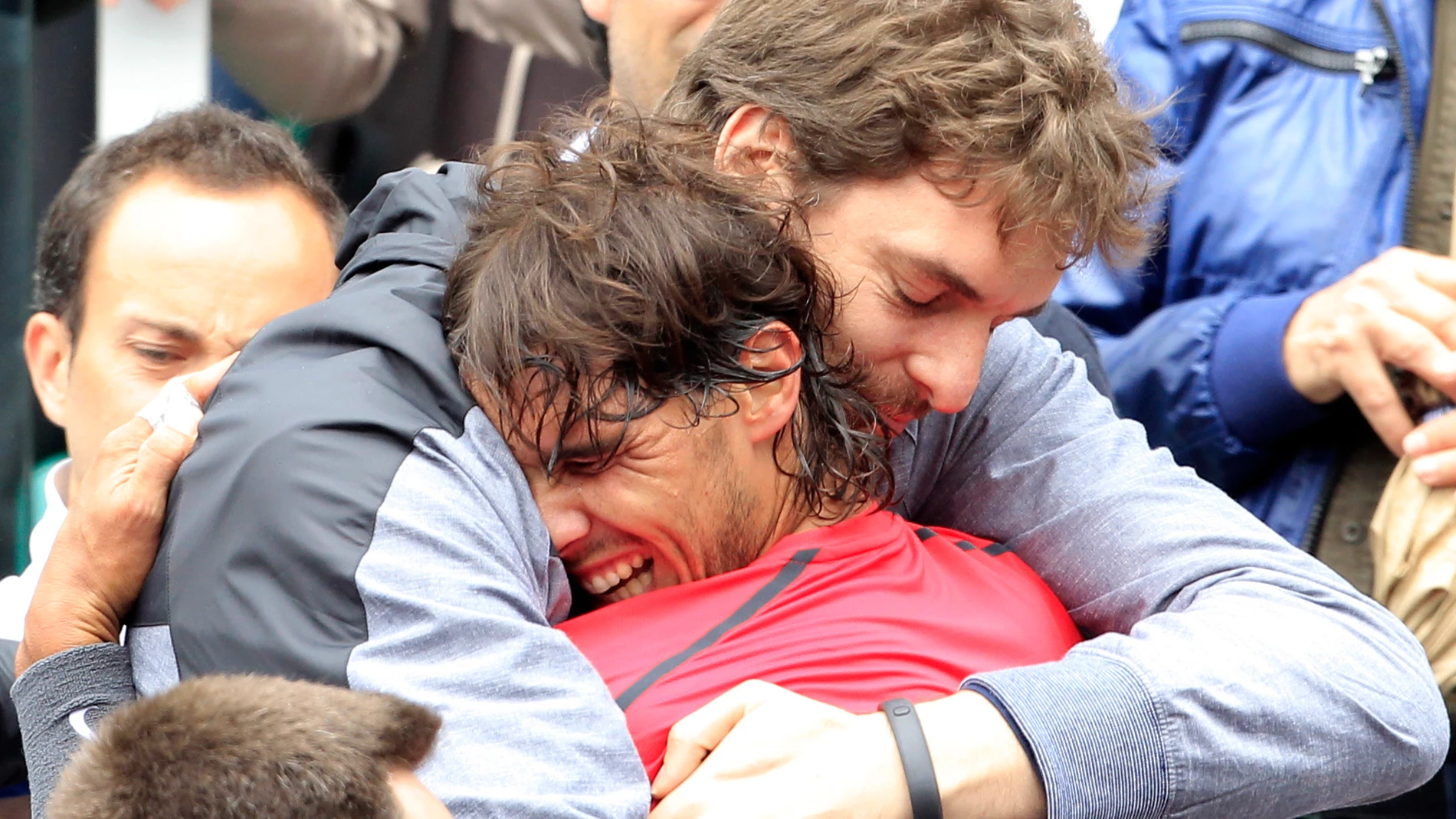 Pau Gasol abrazando a Rafael Nadal después de derrotar a Novak Djokovic en la final del Open de Francia
