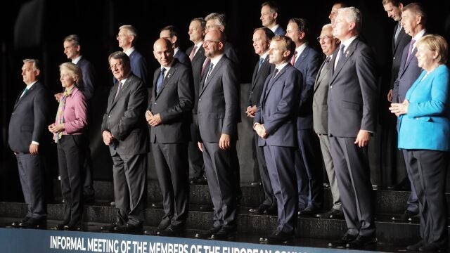 Los líderes comunitarios junto a los de los seis países de los Balcanes occidentales, ayer en el castillo de Brdo (Eslovenia)