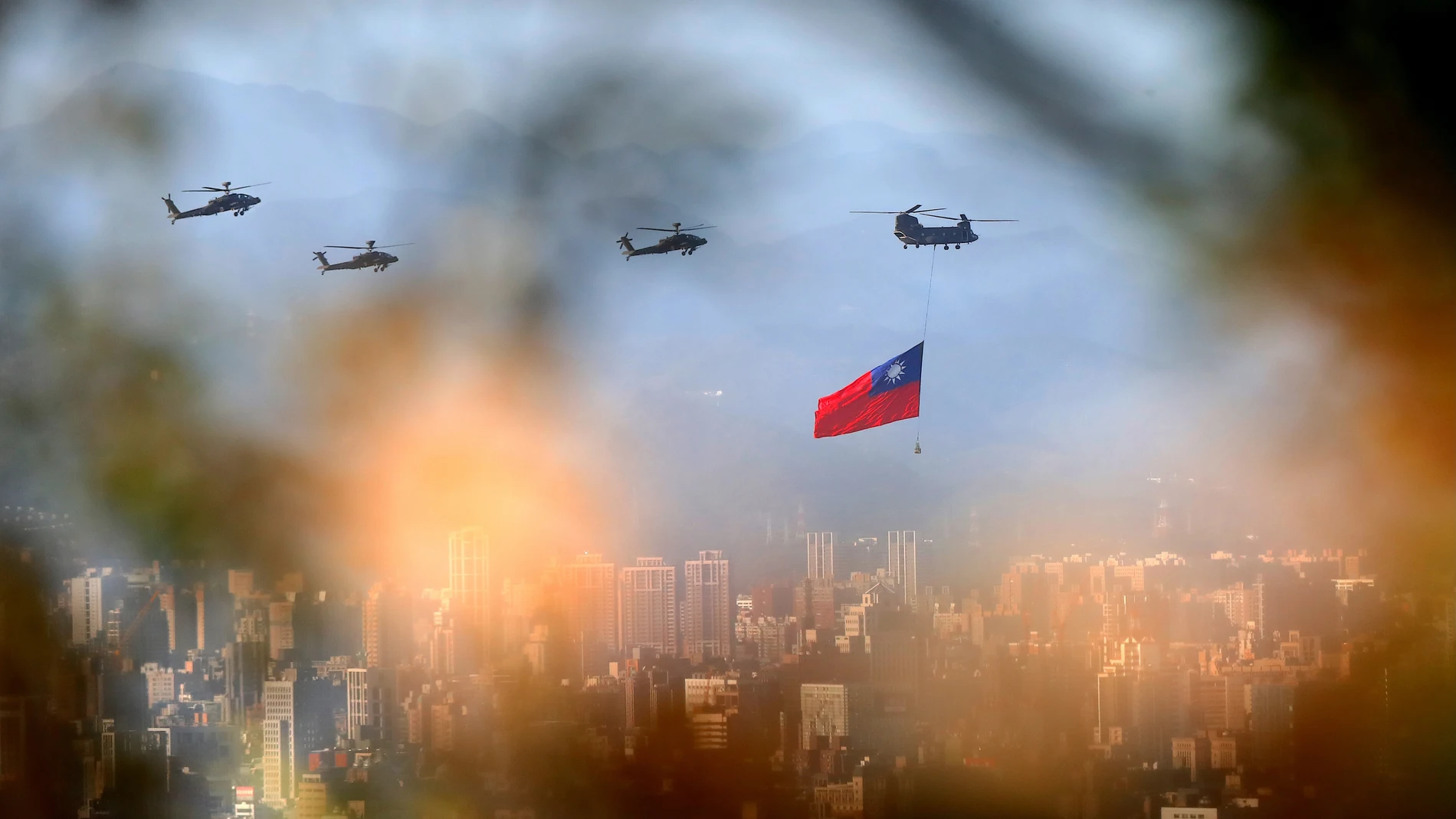 Helicópteros de Taiwán en unas maniobras militares en el Día Nacional de la isla