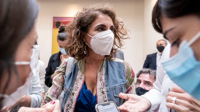 La ministra de Hacienda y Función Pública, María Jesús Montero, entre periodistas tras una sesión de control al Gobierno