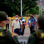 Ciudadanos procedentes de Venezuela ingresan por el paso fronterizo del Puente Simón Bolívar este martes en Cúcuta (Colombia).