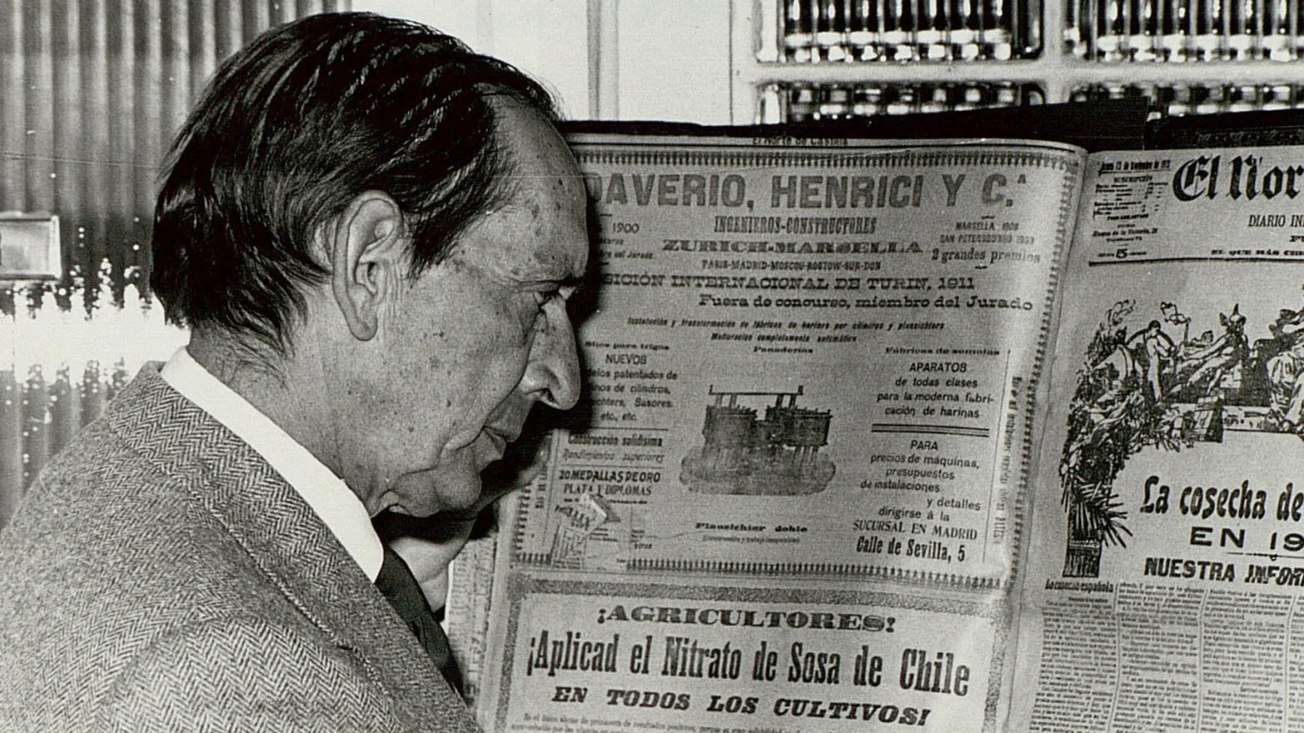 Miguel Delibes observa varios pliegos del periódico El Norte de Castilla