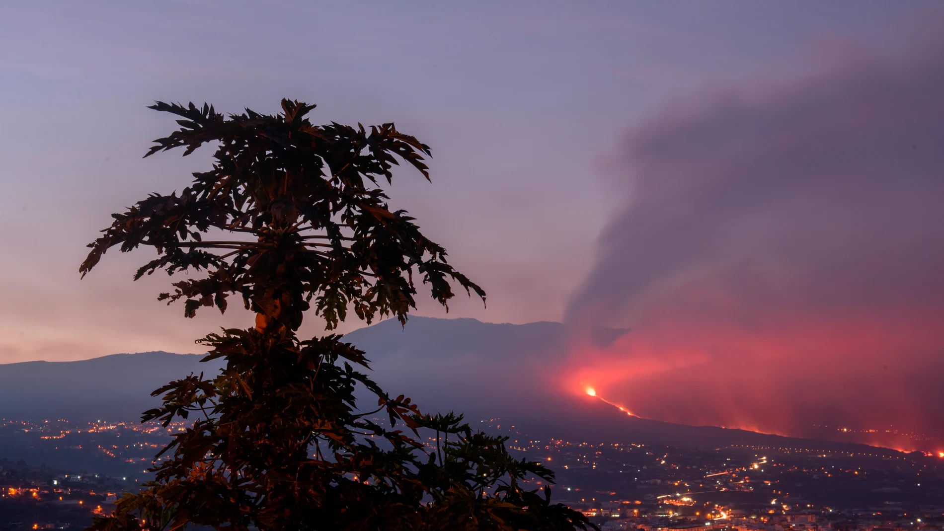 Imagen del volcán tomada al amanecer desde el Valle de Aridane.