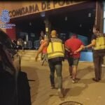 Agentes de la Policía Nacional trasladan al detenido