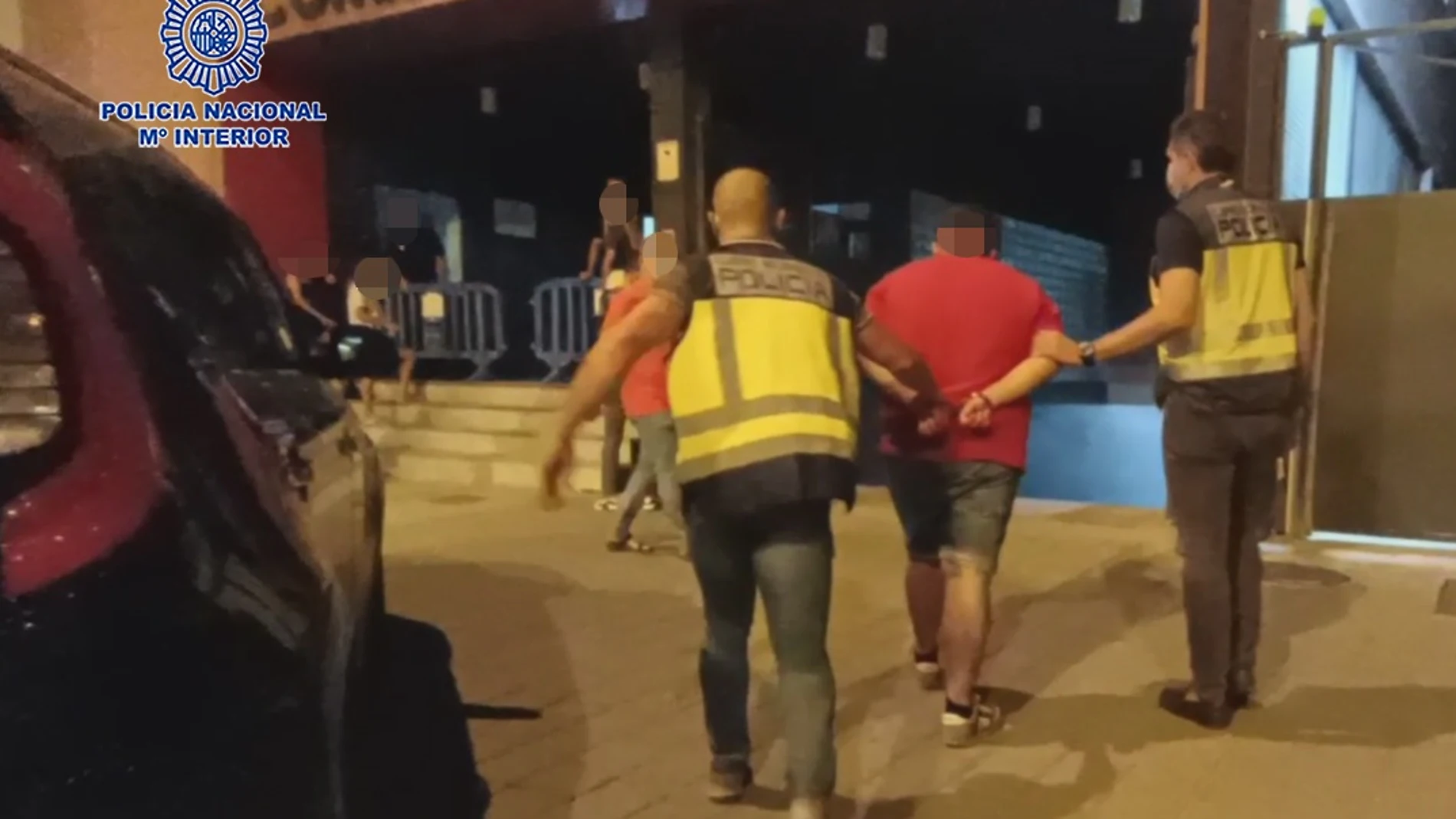 Agentes de la Policía Nacional trasladan al detenido