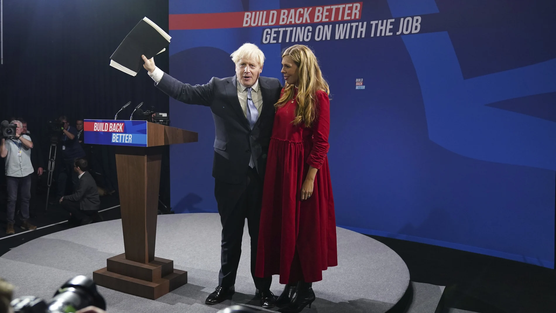 El primer ministro Boris Johnson junto a su mujer Carrie, embarazada de su segundo hijo, en la conferencia política del Partido Conservador