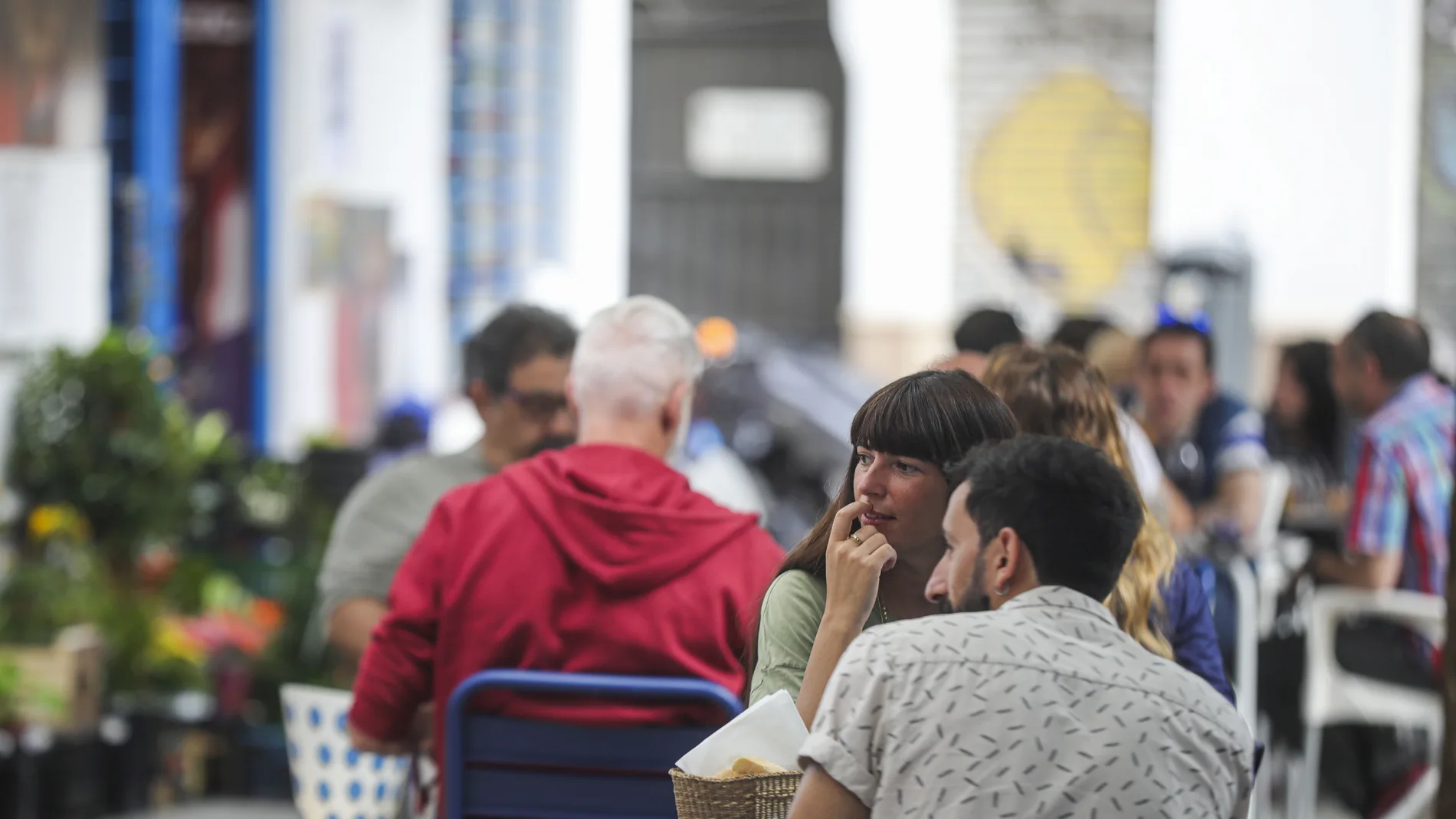 Las terrazas de los bares lucen atestadas de clientes con la pandemia retrocediendo