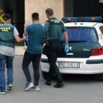 Imagen de uno de los detenidos, custodiado por la Guardia Civil