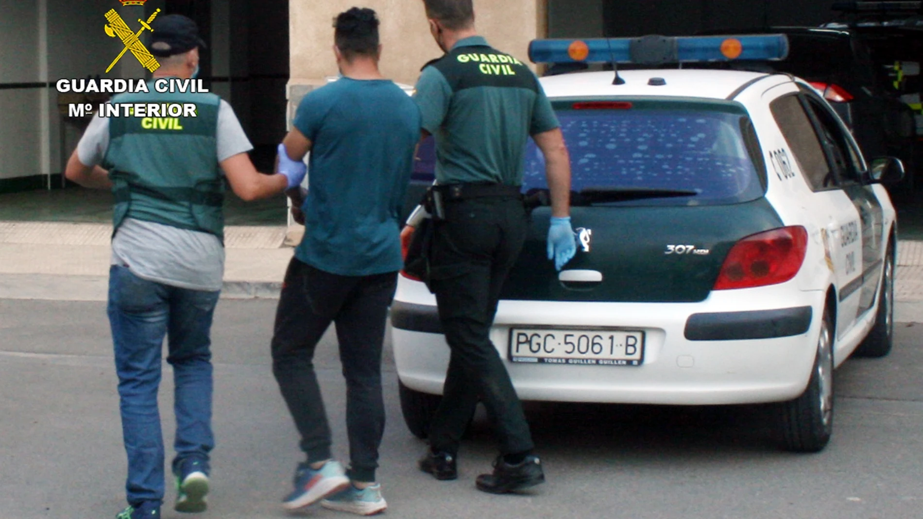 Imagen de uno de los detenidos, custodiado por la Guardia Civil