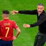 Luis Enrique da instrucciones a Yeremy Pino durante el Italia-España
