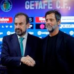 El presidente del Getafe, Ángel Torres, y el nuevo técnico, Quique Sánchez Flores