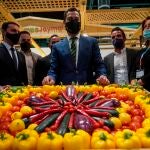 Eel presidente de la Junta de Andalucía, Juanma Moreno (c), en su visita al pabellón de Andalucía en la feria Fruit Attraction en Madrid