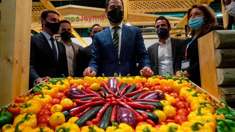 Eel presidente de la Junta de Andalucía, Juanma Moreno (c), en su visita al pabellón de Andalucía en la feria Fruit Attraction en Madrid
