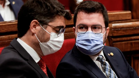 El presidente de la Generalitat, Pere Aragonès (ERC) junto al vicepresidente del Govern y conseller de Políticas Digitales, Jordi Puigneró (Junts)