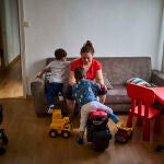 Los hogares de una adulto solo con hijos son los que presentan una salario de referencia más elevado en el Área Metropolitana de Barcelona, el cual se sitúa en torno a los 2220,85 euros
