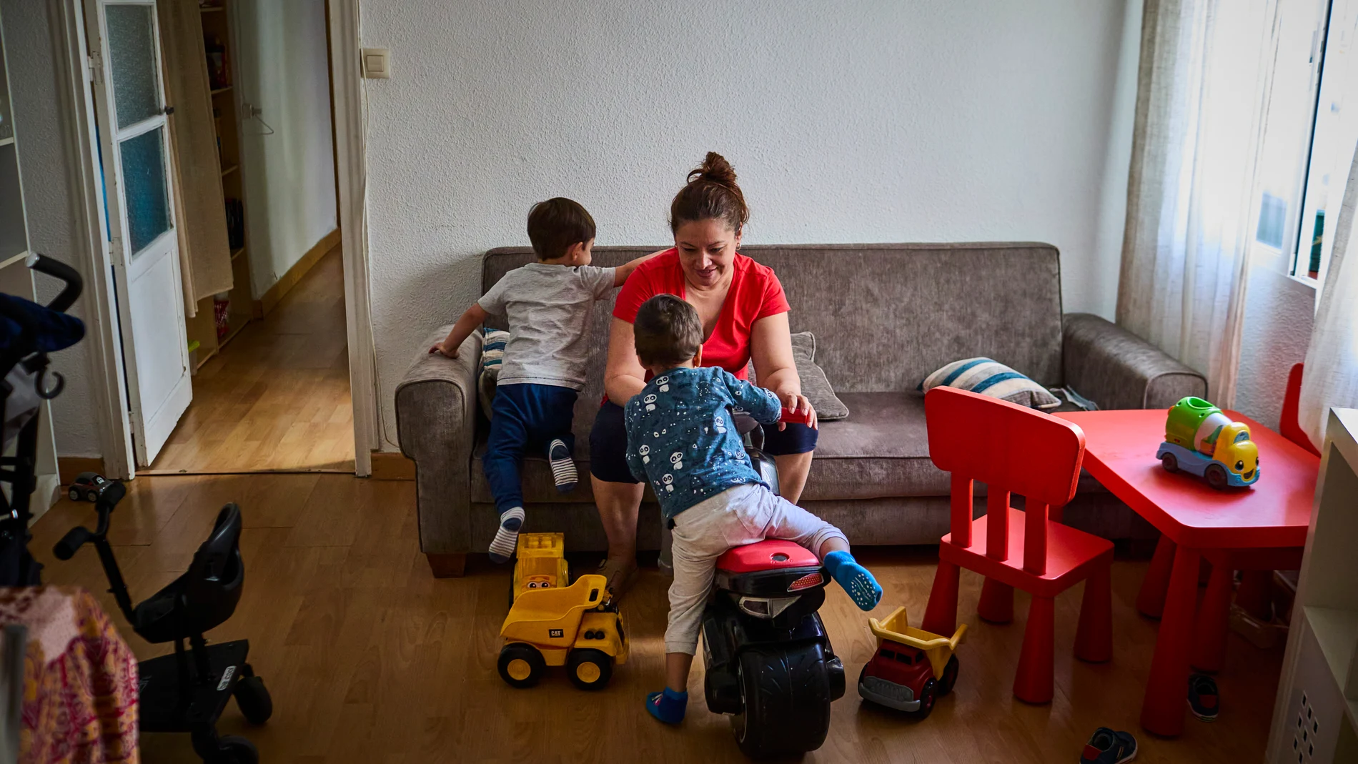 Los hogares de una adulto solo con hijos son los que presentan una salario de referencia más elevado en el Área Metropolitana de Barcelona, el cual se sitúa en torno a los 2220,85 euros